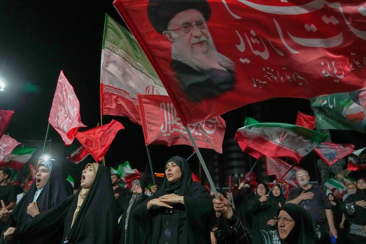  Tướng Iran dọa 'mạng đổi mạng' với binh sĩ Mỹ; Saudi Arabia không kích Houthi - Ảnh 1.