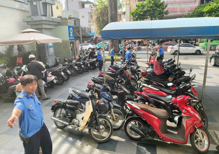 Giá vàng giảm mạnh, nhiều người tranh thủ 'bắt đáy' - Ảnh 1.