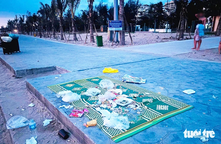 Người dân trải chiếu ăn uống rồi xả rác ở bờ biển Cửa Lò - Ảnh 1.