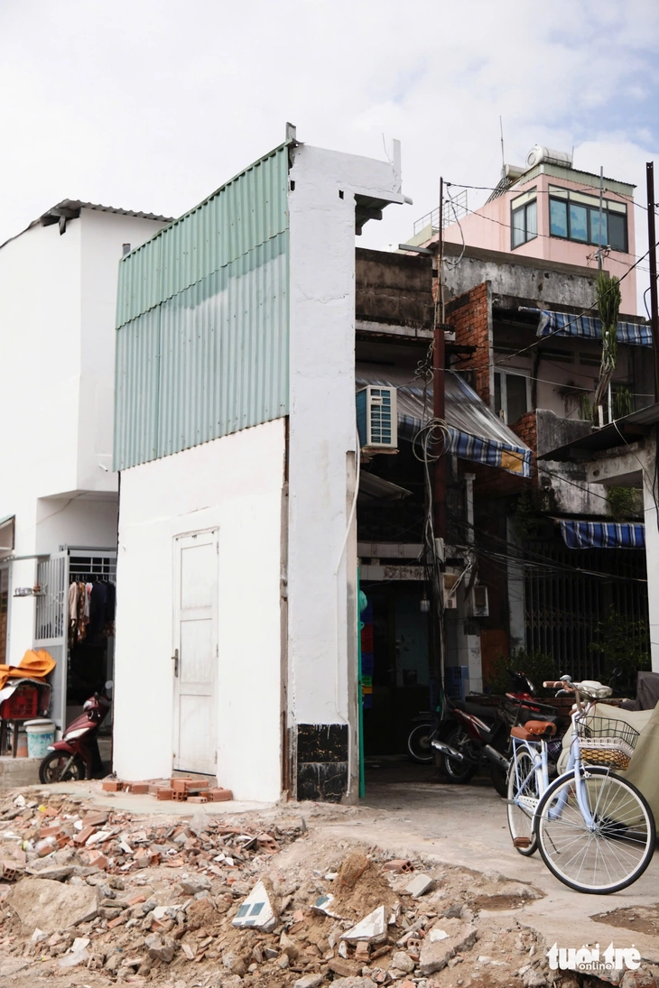 Từ vụ nhà 'siêu mỏng' ở rạch Xuyên Tâm: Có được xây trên phần đất còn lại? - Ảnh 2.