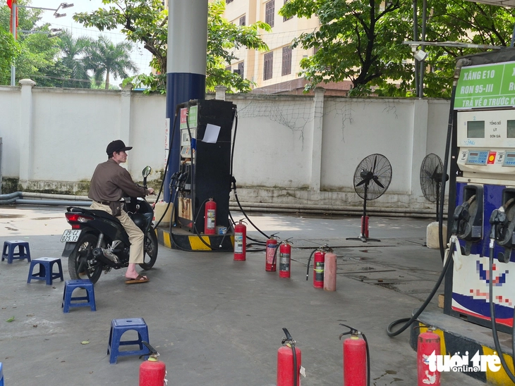 Bán lẻ xăng dầu chờ hàng phải tạm nghỉ, Bộ Công Thương chỉ đạo nóng - Ảnh 1.
