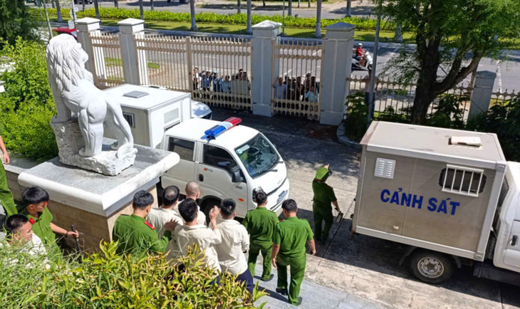 Nữ nhân viên ngân hàng lấy giờ tờ của khách hàng làm giả hồ sơ vay 7 tỉ, nhóm bị cáo hầu tòa - Ảnh 1.