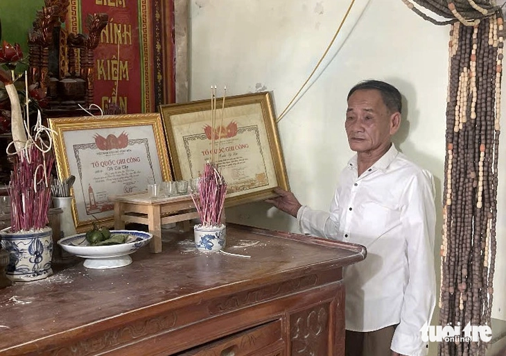 Hai anh em ruột liệt sĩ chung bàn thờ nhưng mang hai dòng họ - Ảnh 1.