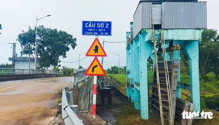 Mở cống, điều tiết nước, chống ngập úng Vườn quốc gia U Minh Thượng: Dân săn ốc bươu đen, cá đồng ra kênh - Ảnh 1.