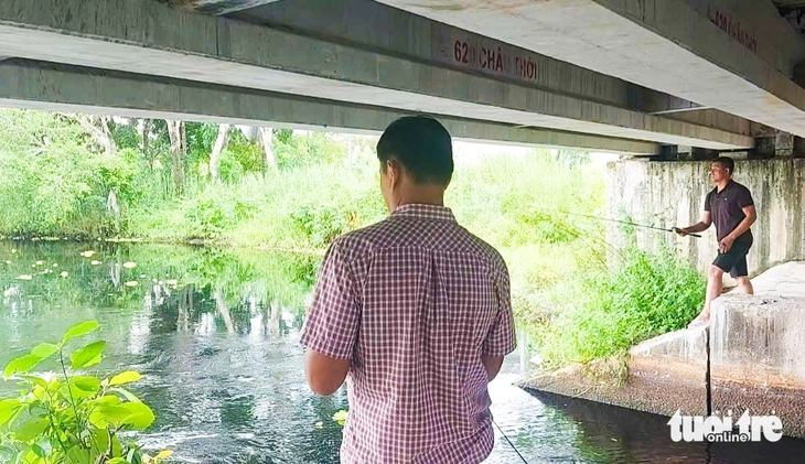 Mở cống, điều tiết nước, chống ngập úng Vườn quốc gia U Minh Thượng: Dân săn ốc bươu đen, cá đồng ra kênh - Ảnh 3.