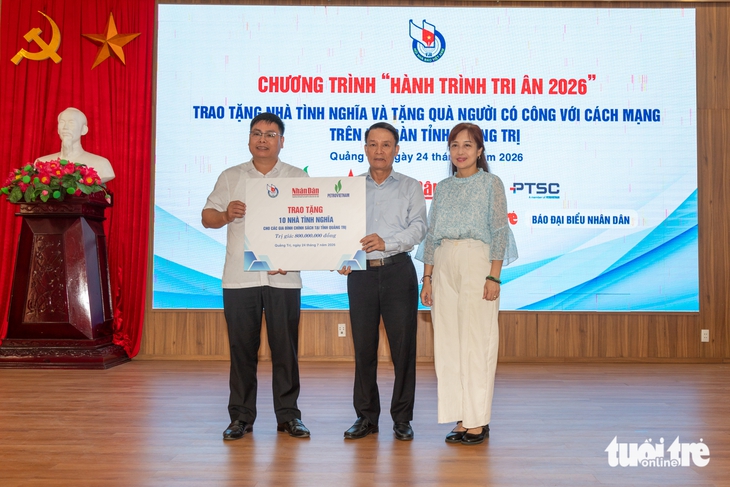 Hội Nhà báo Việt Nam và báo Tuổi Trẻ trao quà 'Hành trình tri ân' tại Quảng Trị - Ảnh 1.