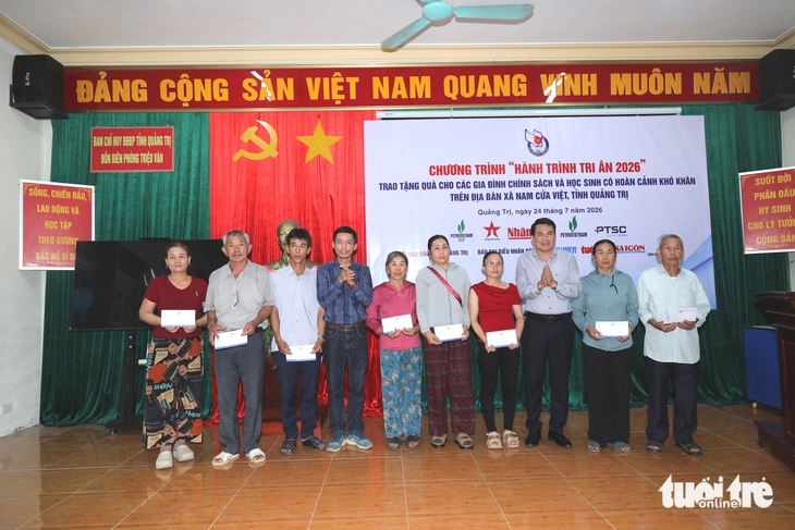 Hội Nhà báo Việt Nam và báo Tuổi Trẻ trao quà 'Hành trình tri ân' tại Quảng Trị - Ảnh 2.