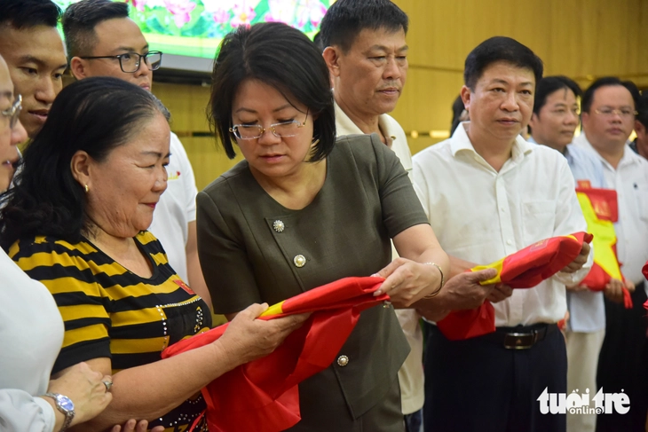 Thêm nhiều di ảnh được trao tại TP.HCM, thêm nhiều giọt nước mắt ‘đoàn tụ’ sau hàng chục năm - Ảnh 1.