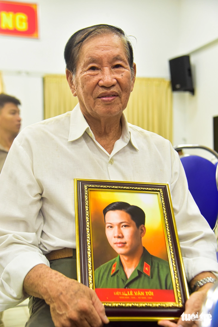Thêm nhiều di ảnh được trao tại TP.HCM, thêm nhiều giọt nước mắt ‘đoàn tụ’ sau hàng chục năm - Ảnh 2.