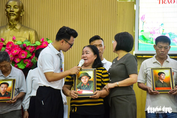 Thêm nhiều di ảnh được trao tại TP.HCM, thêm nhiều giọt nước mắt ‘đoàn tụ’ sau hàng chục năm - Ảnh 3.