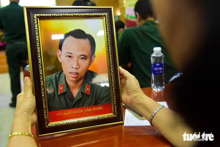 Thêm nhiều di ảnh được trao tại TP.HCM, thêm nhiều giọt nước mắt ‘đoàn tụ’ sau hàng chục năm - Ảnh 6.