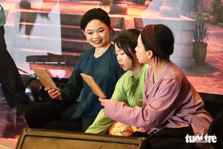 Đèn lồng Hội An, điệu bài Chòi ‘kể chuyện’ giữa lòng TP.HCM qua bàn tay sinh viên - Ảnh 6.