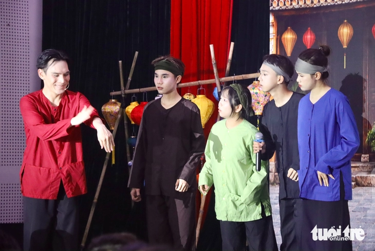 Đèn lồng Hội An, điệu bài Chòi ‘kể chuyện’ giữa lòng TP.HCM qua bàn tay sinh viên - Ảnh 1.