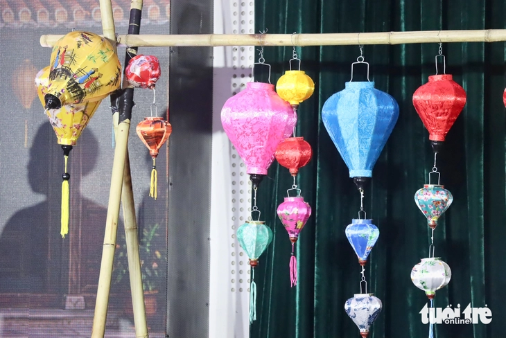 Đèn lồng Hội An, điệu bài Chòi ‘kể chuyện’ giữa lòng TP.HCM qua bàn tay sinh viên - Ảnh 2.