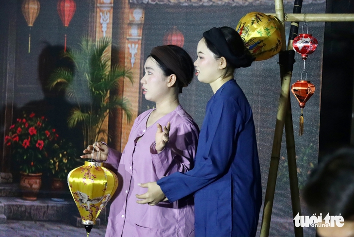 Đèn lồng Hội An, điệu bài Chòi ‘kể chuyện’ giữa lòng TP.HCM qua bàn tay sinh viên - Ảnh 3.