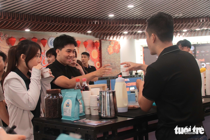 Du khách thích thú thưởng thức cà phê kết hợp sâm Ngọc Linh, nước mắm Nam Ô tại Đại tiệc Cà phê ở Đà Nẵng - Ảnh 1.