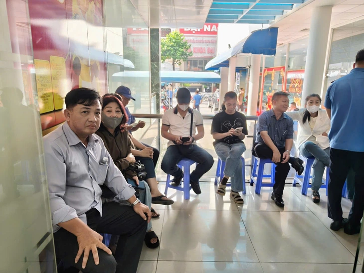 Giá vàng giảm mạnh, nhiều người tranh thủ 'bắt đáy' - Ảnh 5.