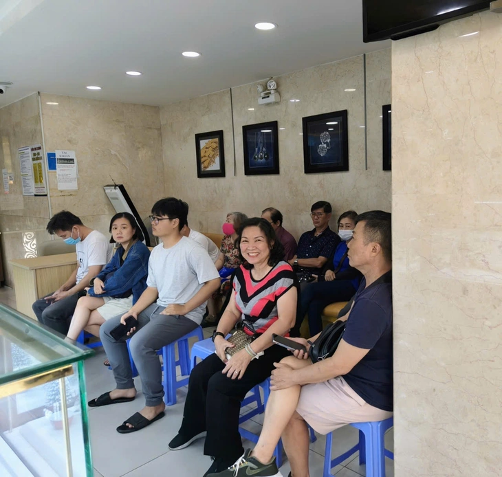 Giá vàng giảm mạnh, nhiều người tranh thủ 'bắt đáy' - Ảnh 3.