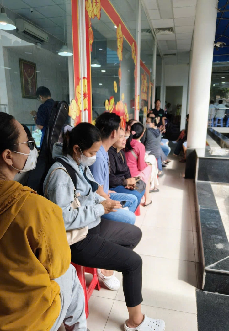 Giá vàng giảm mạnh, nhiều người tranh thủ 'bắt đáy' - Ảnh 4.