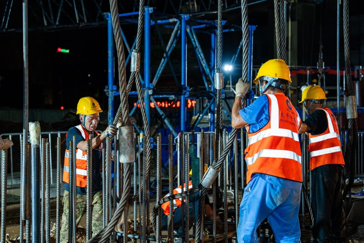 Hà Nội hạ lồng thép 38 tấn thi công tường vây ga S3 metro Văn Cao - hòa Lạc - Ảnh 2.