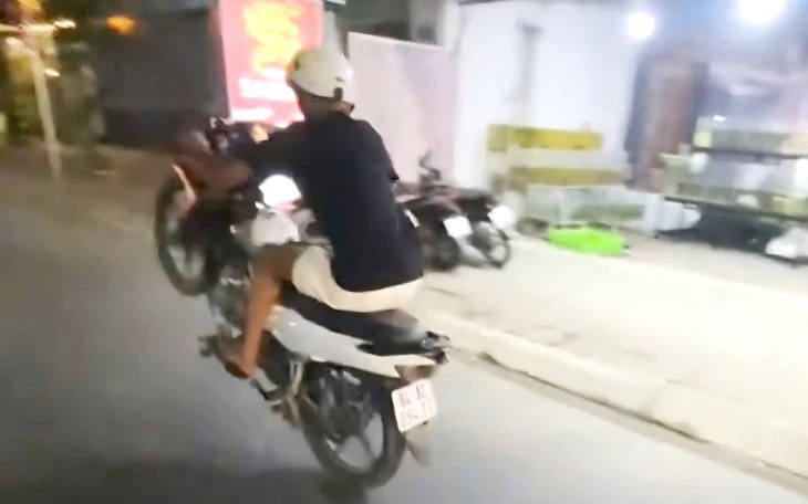 Xác minh clip nhóm người chạy xe máy không gắn biển số, bốc đầu ở phố đi bộ Nguyễn Huệ - Ảnh 3.