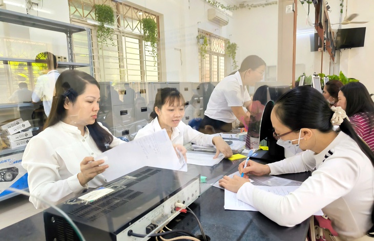 Tin tức sáng 25-7: Bộ Nội vụ bãi bỏ thủ tục xếp lương với viên chức hoàn thành tập sự - Ảnh 1.
