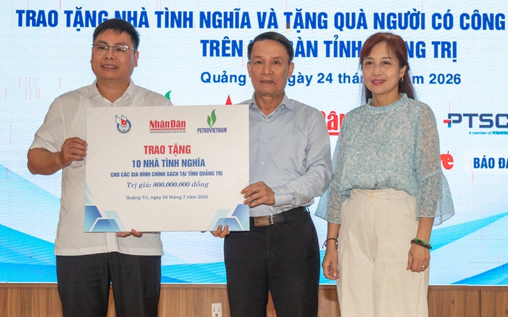 Thăm Mẹ Việt Nam Anh hùng, thắp nến tri ân và bài học 'Uống nước nhớ nguồn' của chiến sĩ công an và các bạn trẻ - Ảnh 5.