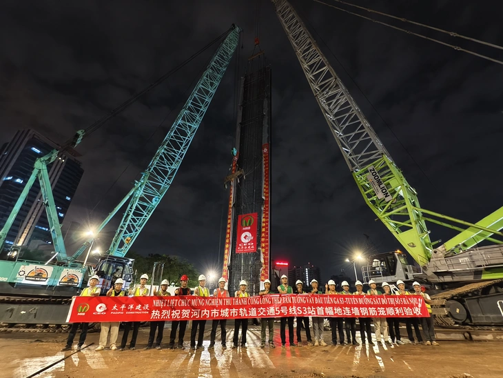 Hà Nội hạ lồng thép 38 tấn thi công tường vây ga S3 metro Văn Cao - hòa Lạc - Ảnh 3.