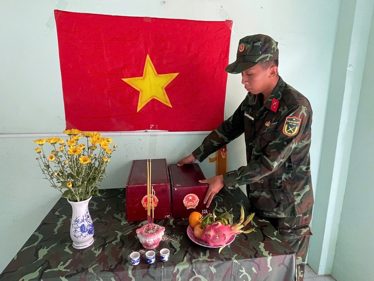 Đội K71 Tây Ninh phát hiện thêm 1 bộ hài cốt liệt sĩ ở xã Tân Thành - Ảnh 1.