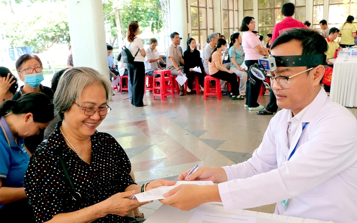 Bác sĩ thiện nguyện về quê nghèo khám chữa bệnh miễn phí - Ảnh 8.