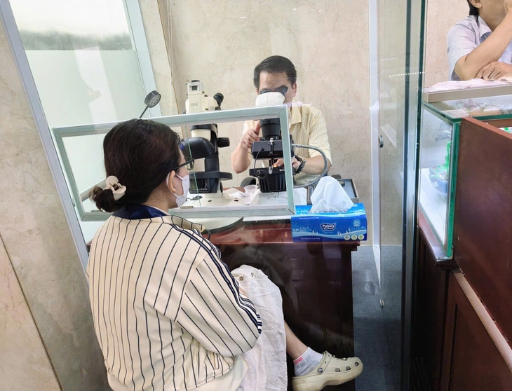 Giá vàng giảm mạnh, nhiều người tranh thủ 'bắt đáy' - Ảnh 6.