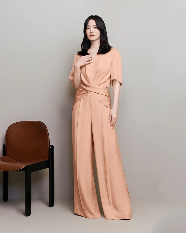 44 tuổi, Song Hye Kyo trẻ trung nhờ quần ống rộng: 5 cách phối đồ, bí quyết thứ ba như trở lại thời sinh viên - Ảnh 2.