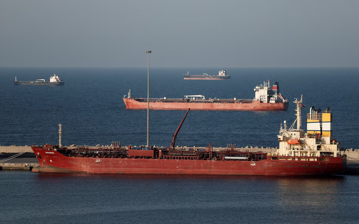 Tàu chở dầu va phải thủy lôi, phát nổ ở eo biển Hormuz  - Ảnh 2.