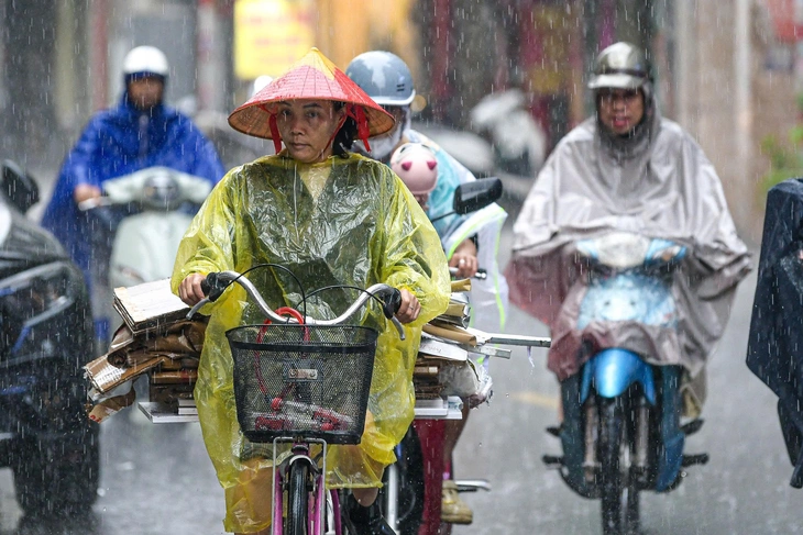 Bão Noul sẽ liên tục tăng cấp, Hà Nội mưa dông - Ảnh 2.