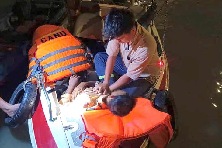 Người đàn ông nhảy cầu ở Đồng Nai được cứu sau chưa đầy 20 phút - Ảnh 2.