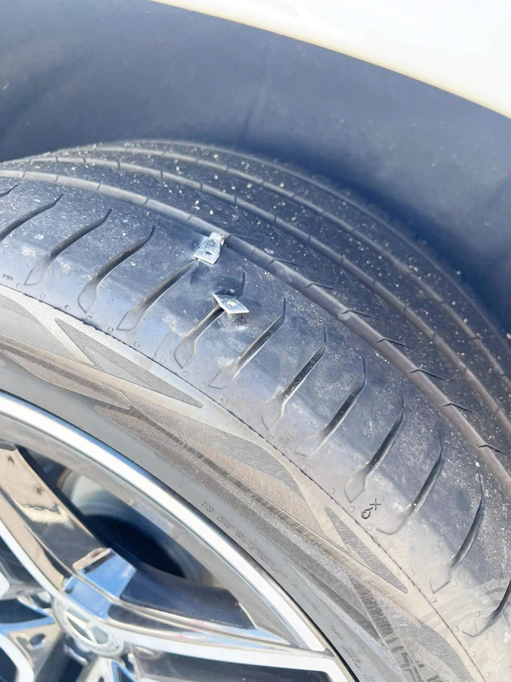 Nhiều mảnh kim loại rơi vãi trên cao tốc, xe bị thủng lốp: Rất nguy hiểm! - Ảnh 4.