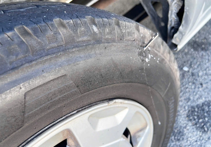 Nhiều mảnh kim loại rơi vãi trên cao tốc, xe bị thủng lốp: Rất nguy hiểm! - Ảnh 1.