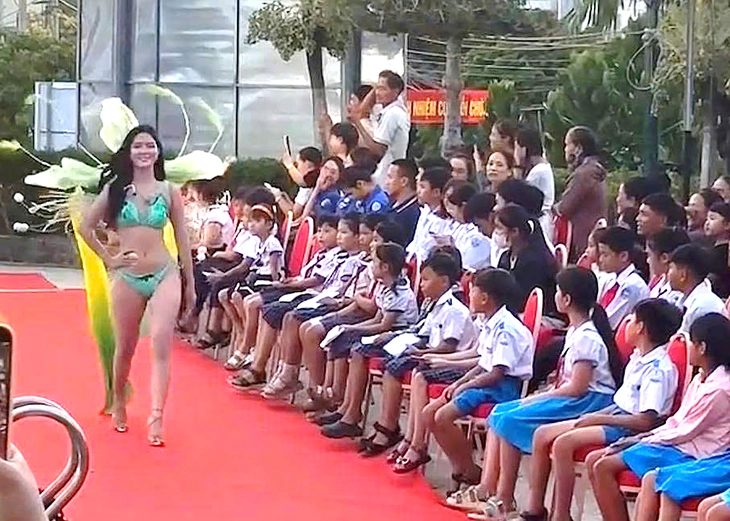Để thí sinh hoa hậu trình diễn bikini trước mặt học sinh, ban tổ chức xin lỗi - Ảnh 2.
