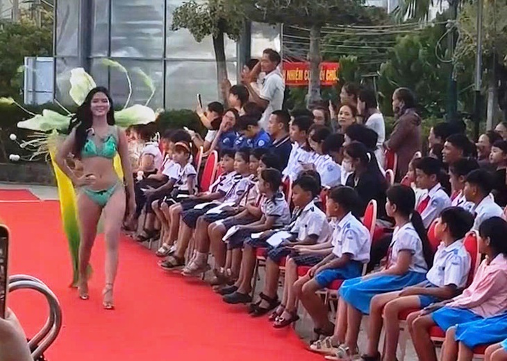 Trao quà cho học sinh, sao lại để các em ngồi xem thí sinh hoa hậu trình diễn bikini? - Ảnh 1.