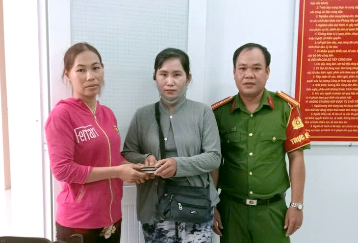 Hai người dân Vĩnh Long trả lại gần 62 triệu đồng và vàng cho người đánh rơi - Ảnh 1.