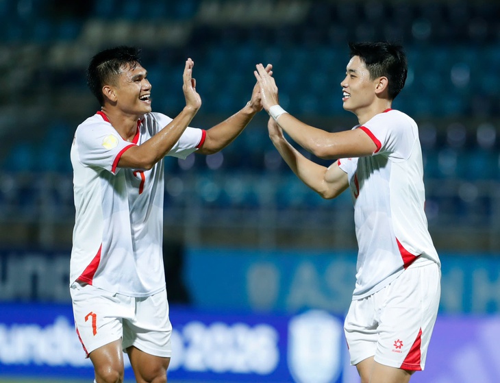  Singapore vượt lên Việt Nam - Ảnh 2.