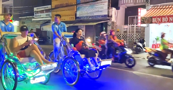 Xích lô điện chạy bát nháo, chèo kéo du khách  - Ảnh 2.