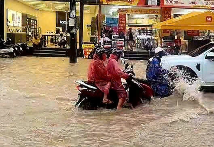 Mưa lớn kéo dài, nhiều tuyến đường trên đảo Phú Quốc ngập cục bộ - Ảnh 1.