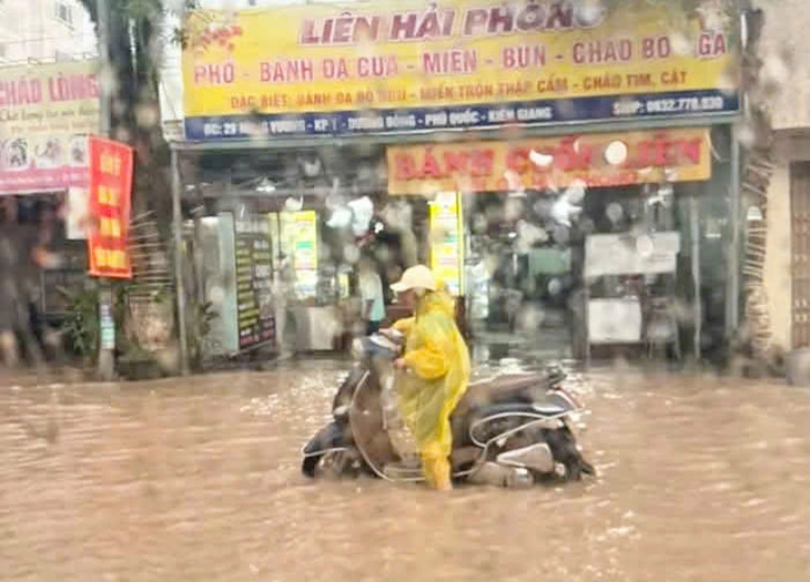 Mưa lớn kéo dài, nhiều tuyến đường trên đảo Phú Quốc ngập cục bộ - Ảnh 2.