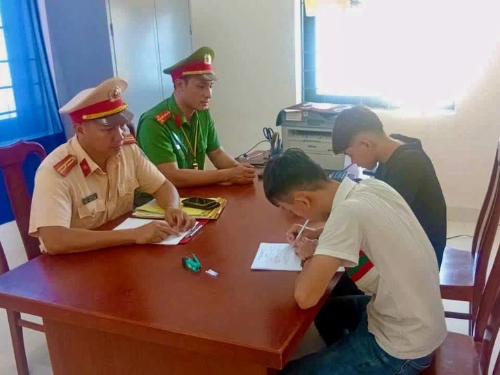 Nhóm thanh thiếu niên 'đánh đu' trên đường, rồi nằm ngửa trên xe bị phạt hơn 16 triệu đồng - Ảnh 2.