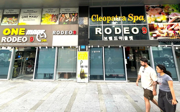 Nha Trang ra quân xử lý các cơ sở 'loạn' biển hiệu tiếng nước ngoài làm khách Việt 'đau đầu' - Ảnh 3.