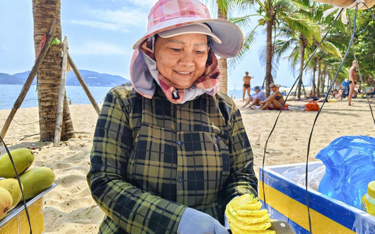 Bạn đọc hiến kế giúp chính quyền vụ thu giữ gánh hàng rong của bà bán trái cây 'nổi tiếng' ở Nha Trang? - Ảnh 5.