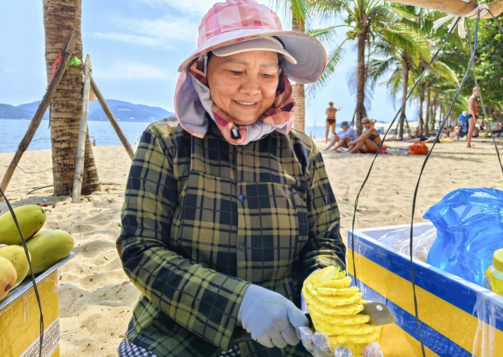 Nha Trang nói gì về clip thu giữ gánh hàng rong của bà bán trái cây 'nổi tiếng'? - Ảnh 1.