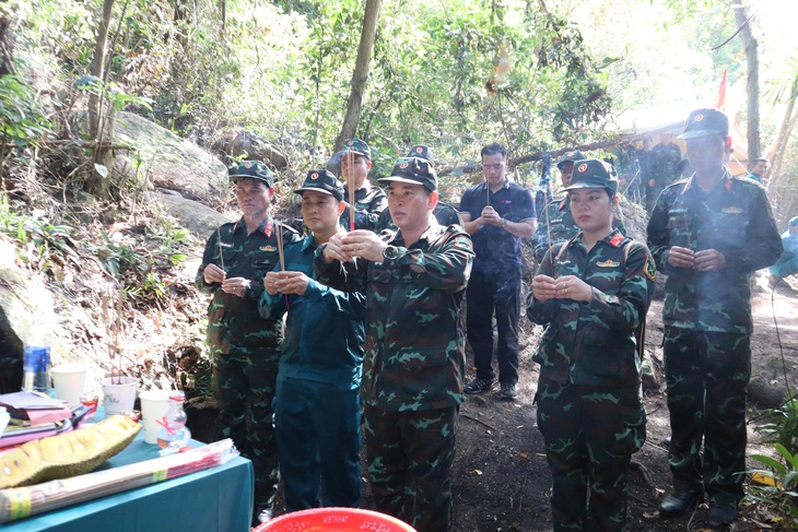 Có thêm hài cốt liệt sĩ tìm thấy ở hang đá, bộ đội Đà Nẵng được yêu cầu tiếp tục bám trụ trong rừng tìm kiếm - Ảnh 6.