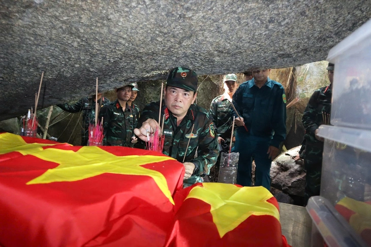 Có thêm hài cốt liệt sĩ tìm thấy ở hang đá, bộ đội Đà Nẵng được yêu cầu tiếp tục bám trụ trong rừng tìm kiếm - Ảnh 8.